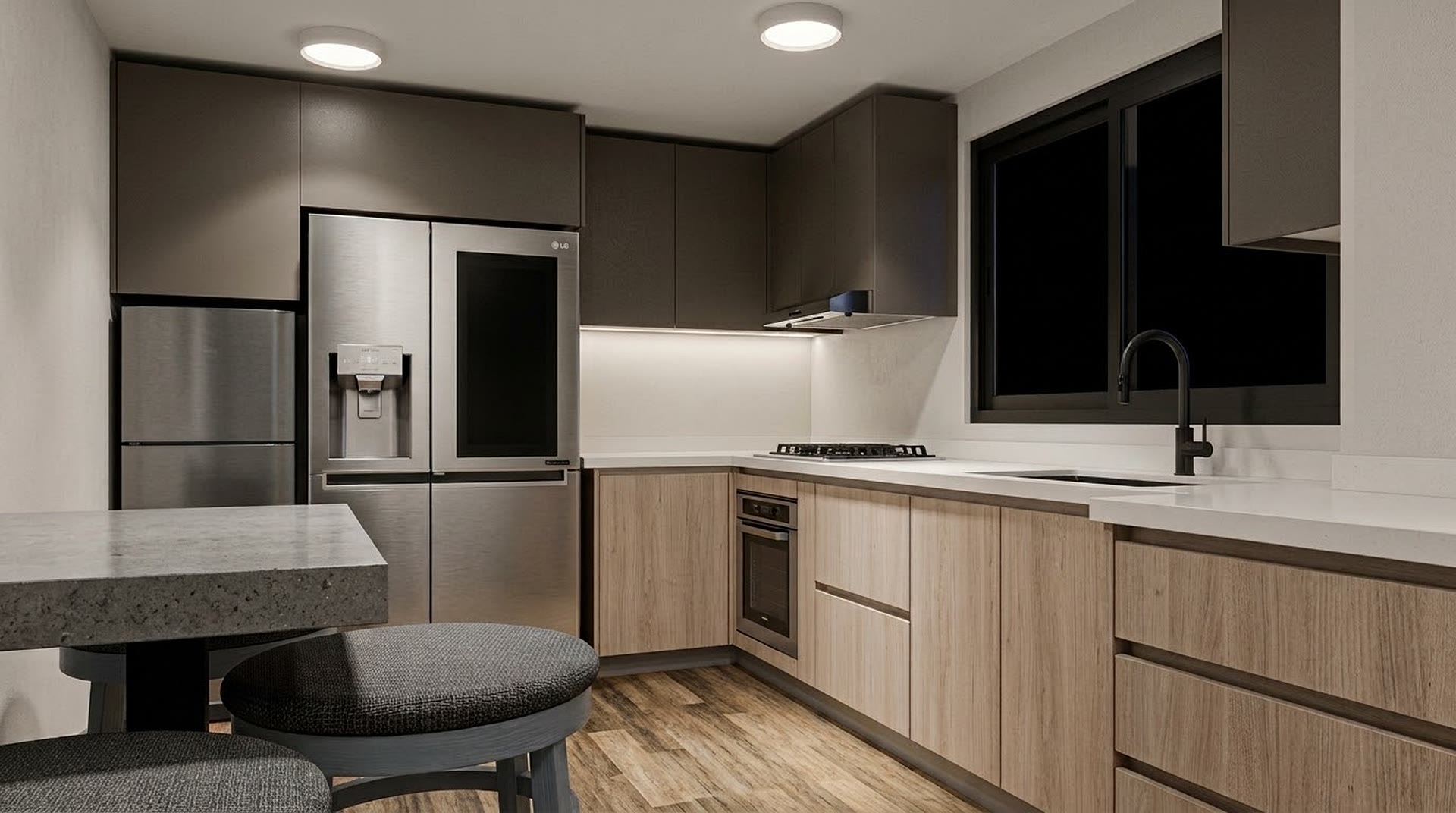 Cocina a medida en L con muebles bajos en madera clara, muebles altos en gris grafito y cubierta de cuarzo blanco